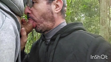 Estava na trilha parado batendo uma punheta, chegou um cara me colocou para mamar até gozar depois foi embora sem.olhar para traz.