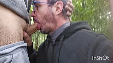 Estava na trilha parado batendo uma punheta, chegou um cara me colocou para mamar até gozar depois foi embora sem.olhar para traz.