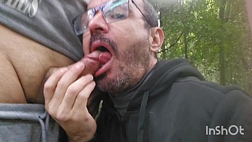 Estava na trilha parado batendo uma punheta, chegou um cara me colocou para mamar até gozar depois foi embora sem.olhar para traz.