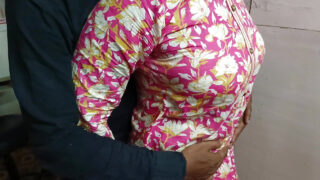 Femme de ménage indienne de 18 ans aux gros seins naturels baisée anale
