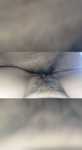 Invito a la novia de mi amigo a conversar y termino metiéndole mi pene