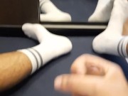 Domenica mattina e sborrata davanti allo specchio!