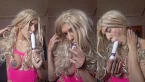 rubia cd chupando un buen dildo en directo