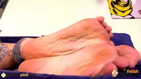 Ragazza tatuata a piedi nudi si fa un bel massaggio