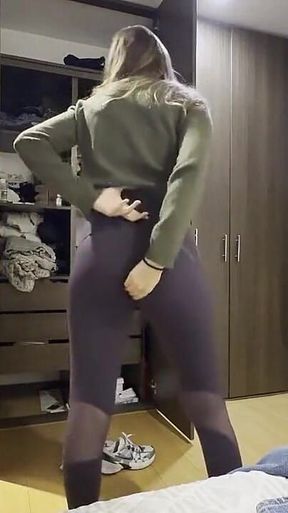 Dos Mujeres E Ponen Sus Ropa Del Gym, Tienen Una Lucha Libre Femenina De Culos Y Brazos.