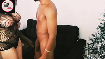 Morena gostosa milf contrata modelo novinho para gozar