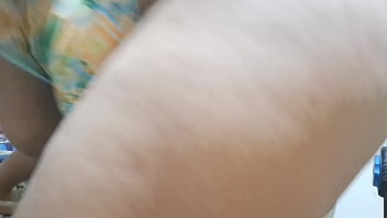 Camera flagra vizinha peituda tendo uma grande squirt