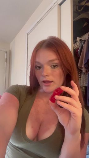 Petite onlyfan babe showcases her tiny tits and round ass