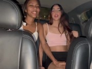 una follada muy dura con mi hermanastra en el auto mientras mi padrastro llena el tanque de gasolina