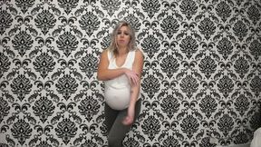 Pregnant girl pee s her pants