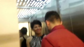 encontre al vecino en el ascensor y se la chupe divino