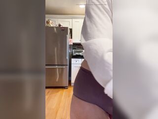 MATURE GILF IN GRANNY PANTS CLEANS KITCHEN