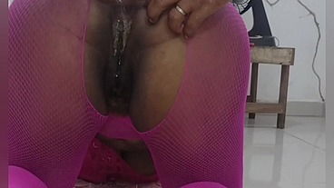 Preta safada gozando pelo rabo e levando porra no cu