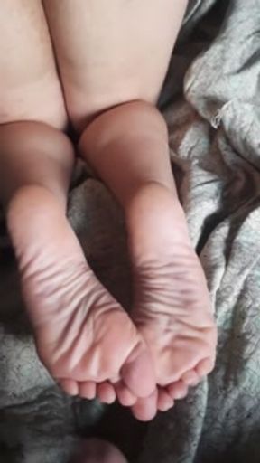 Good morning reverse footjob, pussy playing and cum all over her soles