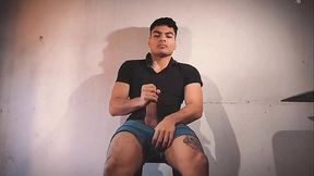 Sexy Numero One sentado disfrutando placenteramente de su masturbacion