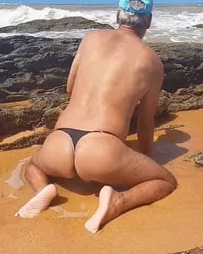 Ladysilva crossdress de calcinha na praia que bunda gostosa
