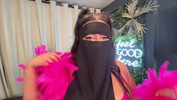 Linda garota &aacute_rabe de Hijab foi dada de presente para casal usar da maneira que quiser