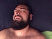 Grosso orso peloso ed arrapato si masturba sudando in camera da letto in estate. Faccia da orgasmo