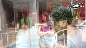 Joven piscinero con gran verga seducido por su jefa y terminan follando muy duro