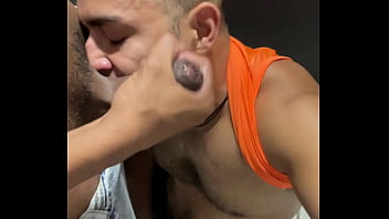 BANHEIR&Atilde_O COM DELICIOSO MACHO COM TES&Atilde_O MATINAL.