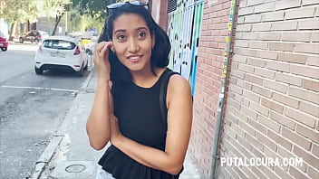 Pillo a una latina que paseaba por Madrid