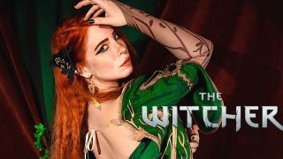 Primo piano del film hentai: la cosplayer prosperosa Triss Merigold di The Witcher esegue un pompino
