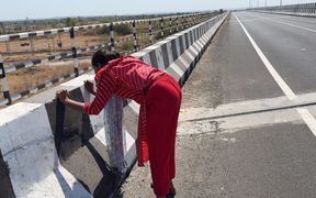 To Get Rid of the Driver Standing on the Bridge of Komal Highway