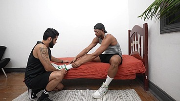 ESFREGANDO A SOLA DOS PÉS NA CARA DO SUBMISSO