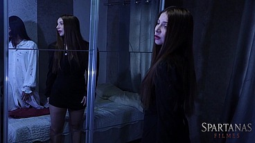 Entidade Excitam Amigos em Casa Mal Assombrada no Halloween