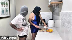 Istri muslim Indonesia berhijab yang cantik rasanya lebih enak daripada buah-buahan, dia adalah pasangan buatan sendiri yang man