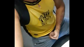 Fiquei de joelhos para mamar a pica enorme do pedreiro da empresa onde trabalho.