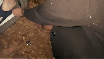NOVINHA TRANS DANDO O CUZINHO NO MEIO DO MATO PRA NOVINHO DOTADO - EVEZZINI