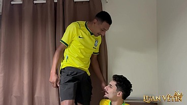 Assistindo a Copa com o parceiro viado