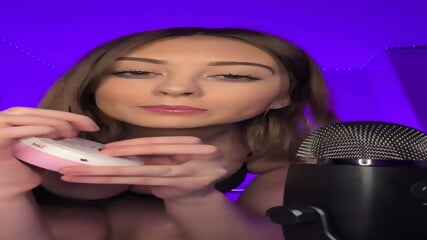 Lea n'a pas besoin d'aide pour se masturber sur sa webcam