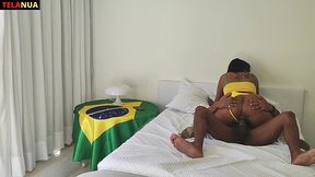 um aquecimento no rabao da gostosa fantasiada para ver o jogo do brasil