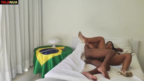 um aquecimento no rabao da gostosa fantasiada para ver o jogo do brasil