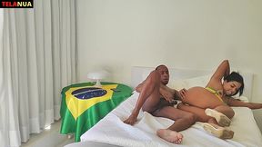 um aquecimento no rabao da gostosa fantasiada para ver o jogo do brasil