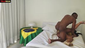 um aquecimento no rabao da gostosa fantasiada para ver o jogo do brasil