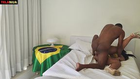 um aquecimento no rabao da gostosa fantasiada para ver o jogo do brasil