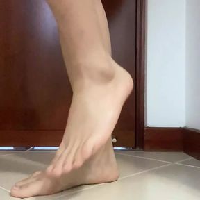 Arab with horny feet, doing foot exercises, and very sexy toes.