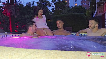 sus padres la dejan sola con los 3