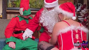 trio bisex la mere-noel entraine son lutin a baiser le pere-noel la mere ...