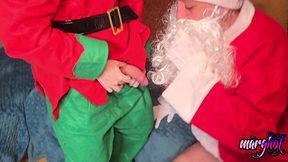 trio bisex la mere-noel entraine son lutin a baiser le pere-noel la mere ...