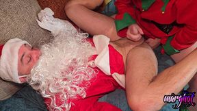 trio bisex la mere-noel entraine son lutin a baiser le pere-noel la mere ...