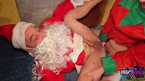trio bisex la mere-noel entraine son lutin a baiser le pere-noel la mere ...