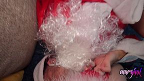 trio bisex la mere-noel entraine son lutin a baiser le pere-noel la mere ...