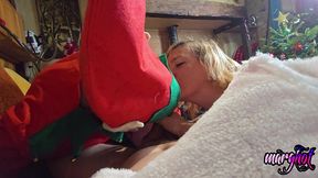 trio bisex la mere-noel entraine son lutin a baiser le pere-noel la mere ...