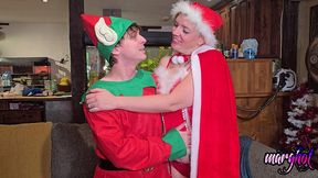 trio bisex la mere-noel entraine son lutin a baiser le pere-noel la mere ...