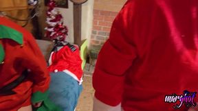 trio bisex la mere-noel entraine son lutin a baiser le pere-noel la mere ...