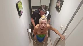 baise public risqu� dans les toilettes